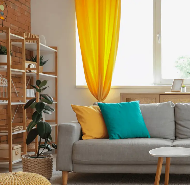 Яркий текстиль в интерьере комнаты.