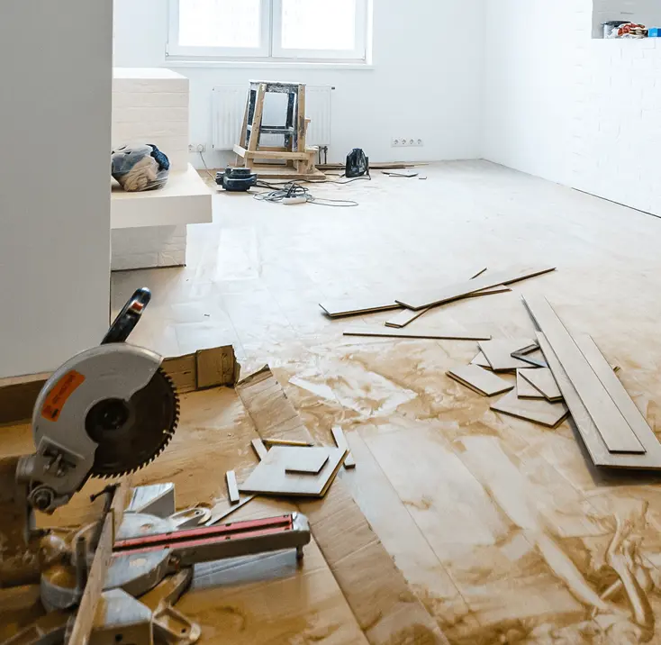 Работы с плиткой, шлифовку и другие грязные процессы лучше закончить до укладки пола.
