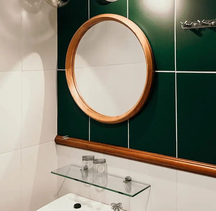 Изумрудный цвет в ванной.