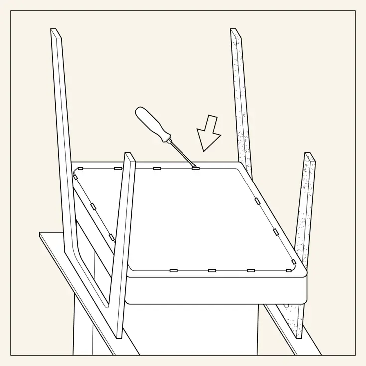 Почистите кресло, снимите старую обивку, удалите скобы.