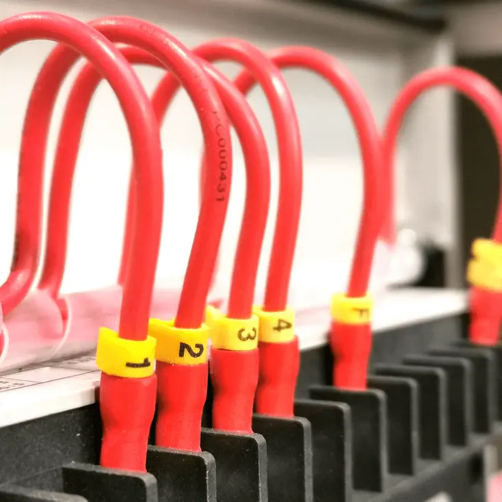 Ориентируйтесь на схему, когда подключаете провода.