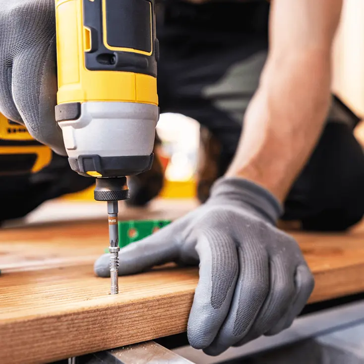 Надевайте перчатки при работе с острыми материалами