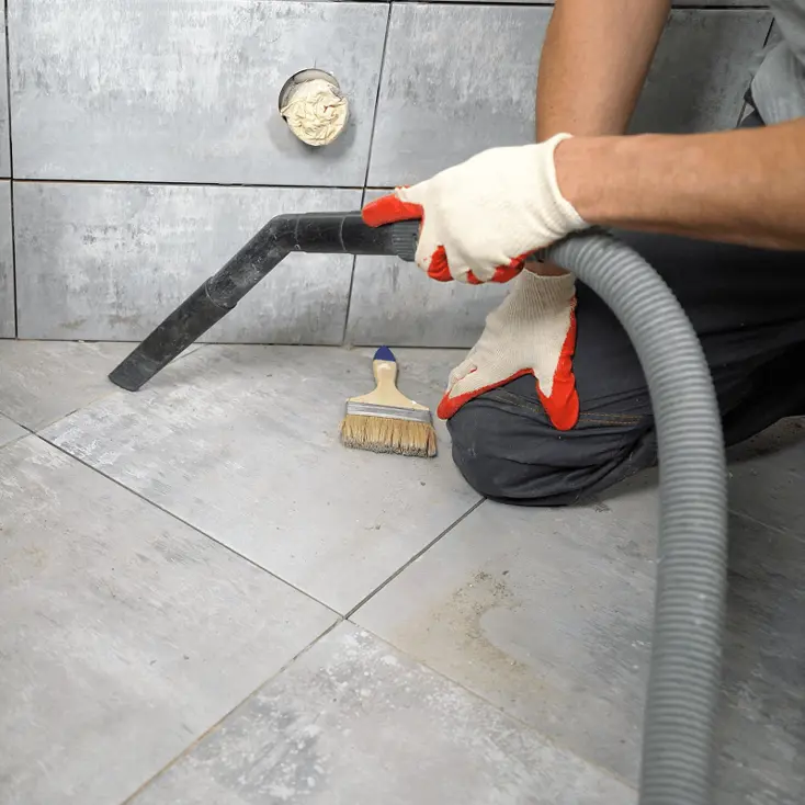 Убирайте осколки и пыль сразу после резки.