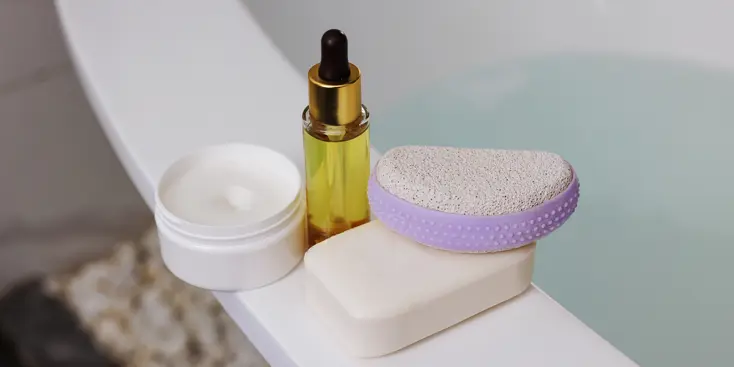 Косметика на бортике ванны.