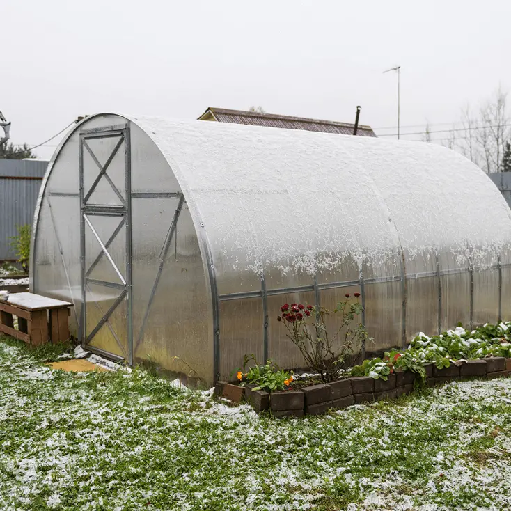 Как обогреть теплицу в заморозки.