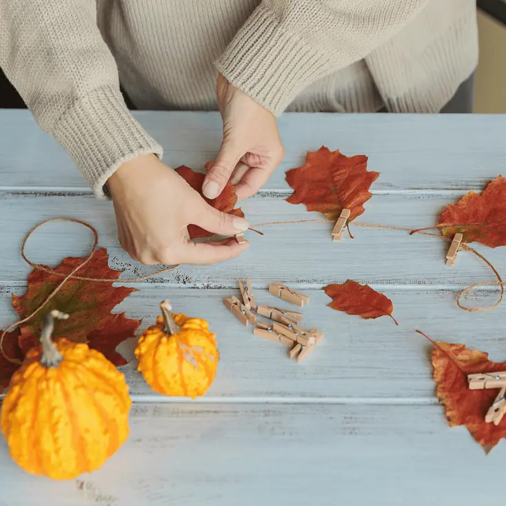 Декор из листьев.