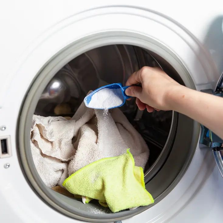 Загрузка стиральной машины.