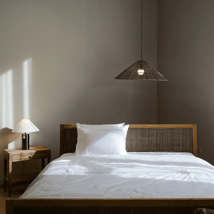 Серая спальня в стиле джапанди.