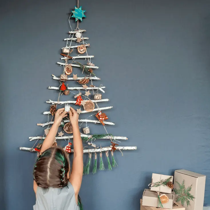 Ёлка из веток на стене.