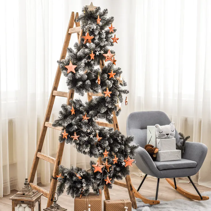 На Новый год можно украсить стремянку вместо ёлки.