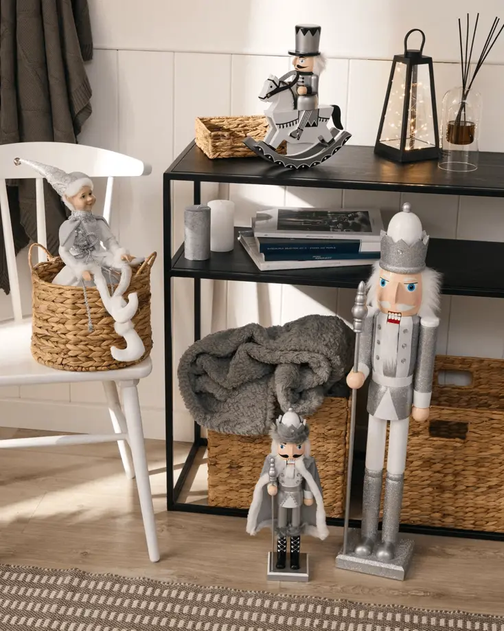 Фигурки в интерьере.