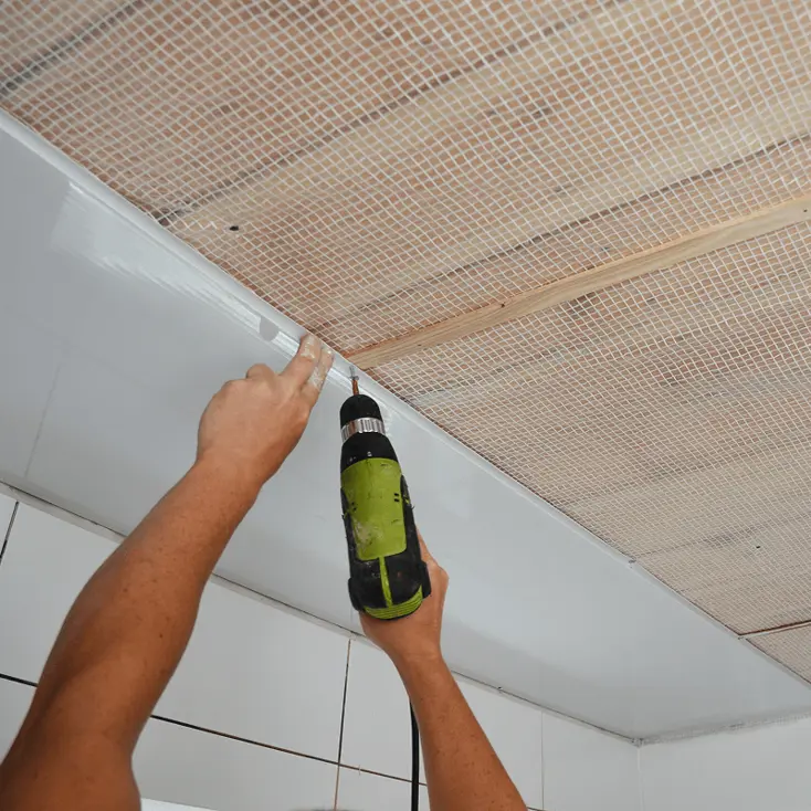 Монтаж панелей на потолок.