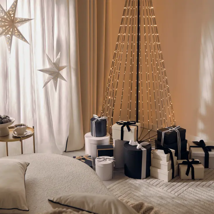 Гостиная с чёрно-белым декором к Новому году.