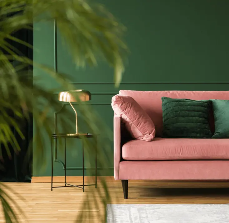 Микс розового и изумрудного в классической гостиной.