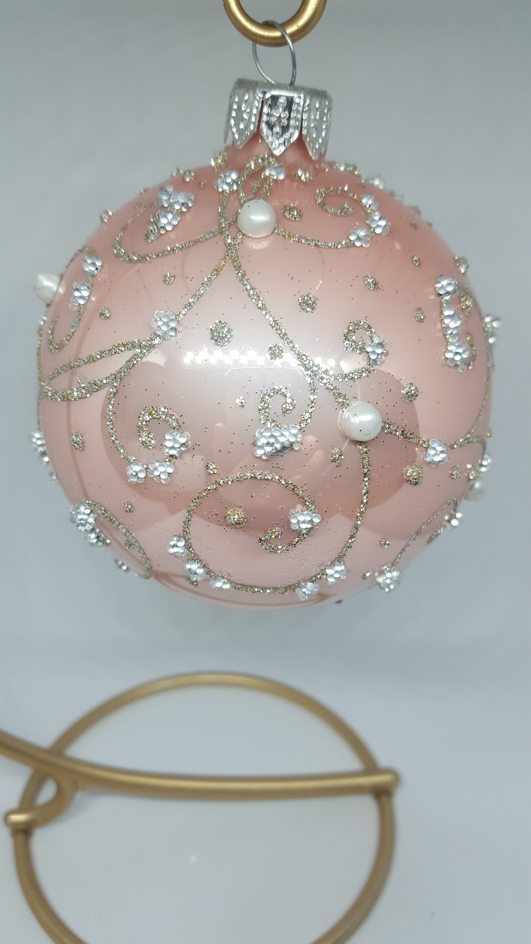 Изображение товара Ёлочный шар 80 см розового цвета с подвеской для новогодней елки