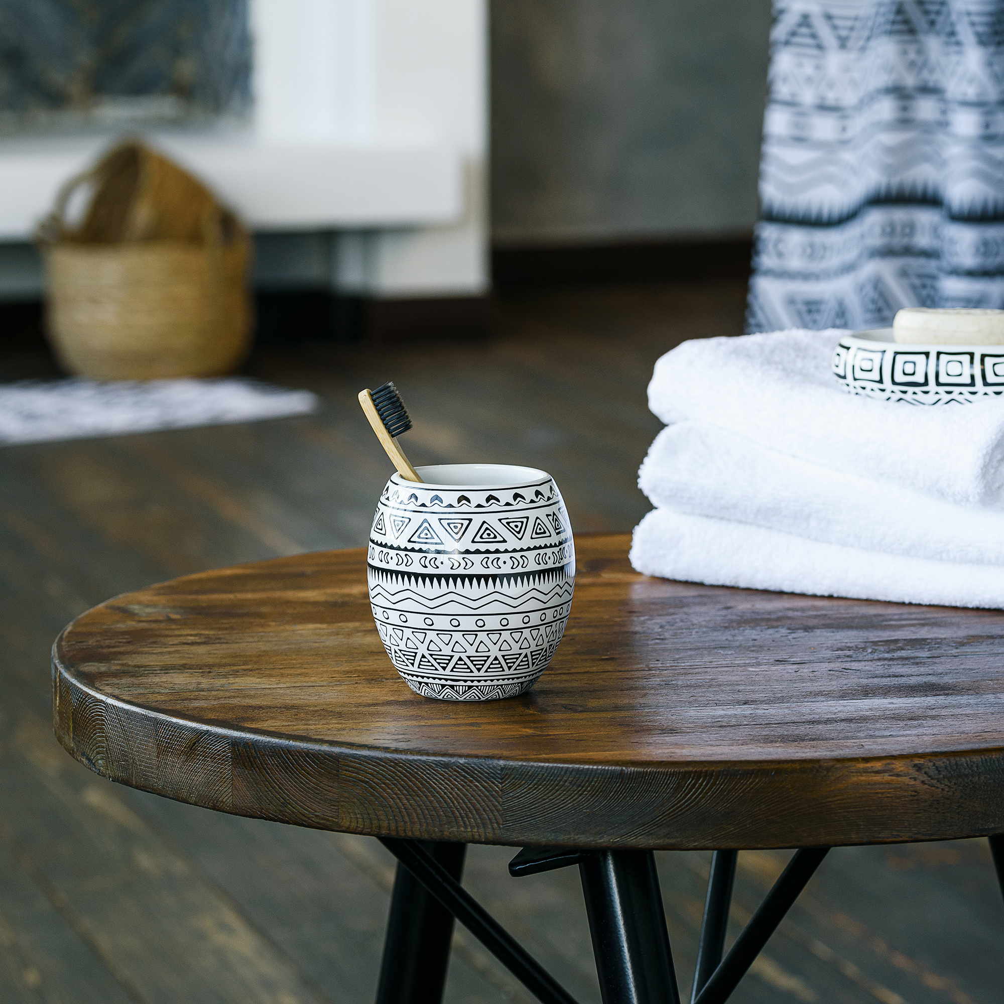 Изображение товара Стакан для зубных щеток Moroshka Nomads керамика белый и черный стильный практичный