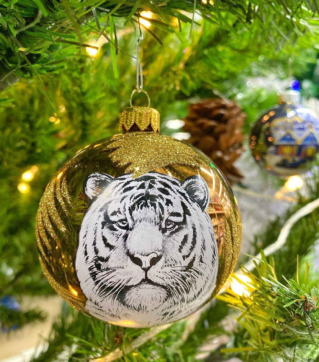 Изображение товара Ёлочный шар Christmas Величественный тигр 8 см стекло разноцветный блестки