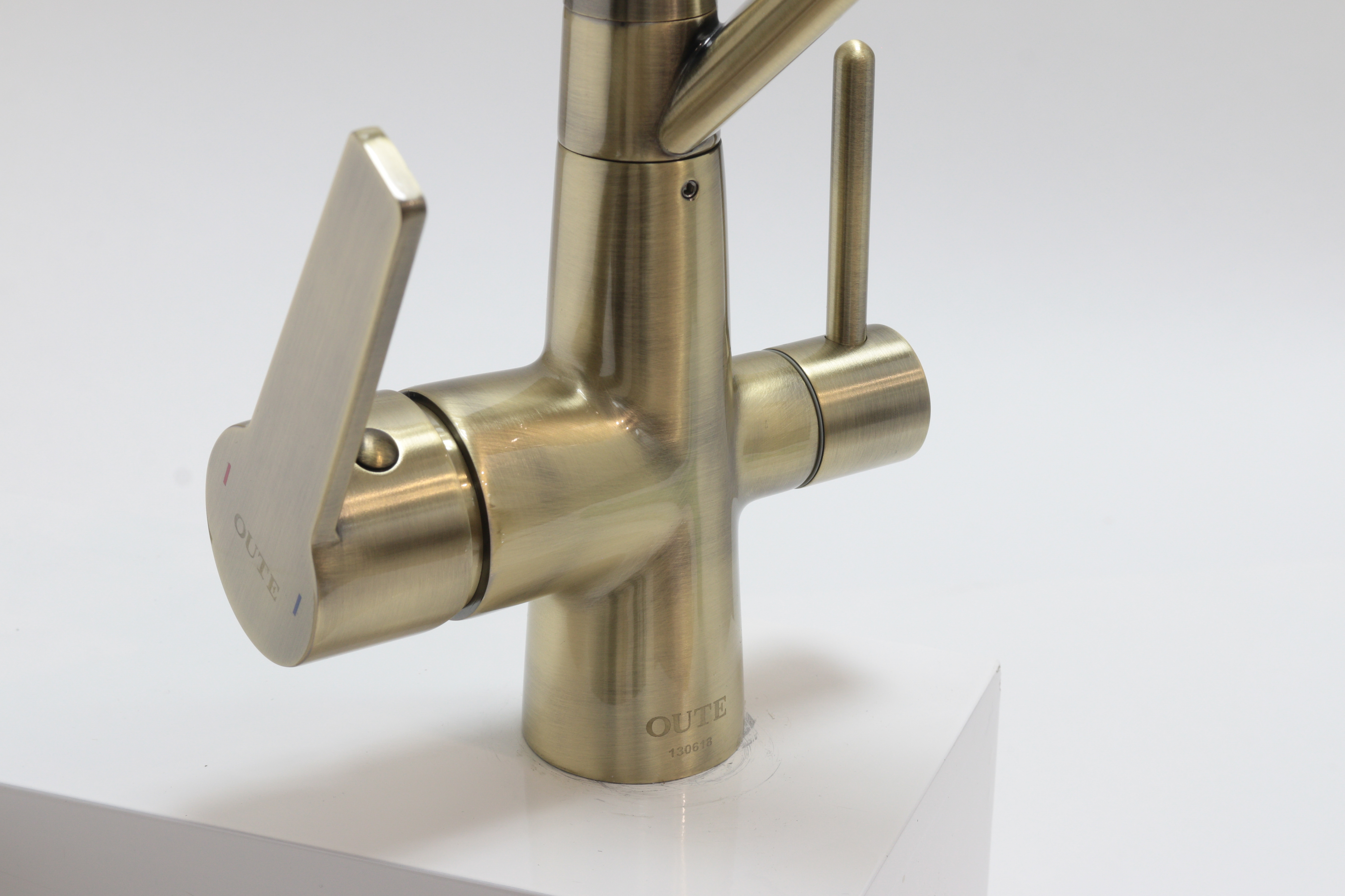 Изображение товара Однорычажный смеситель для кухни OUTE с гибким изливом медный 20 см