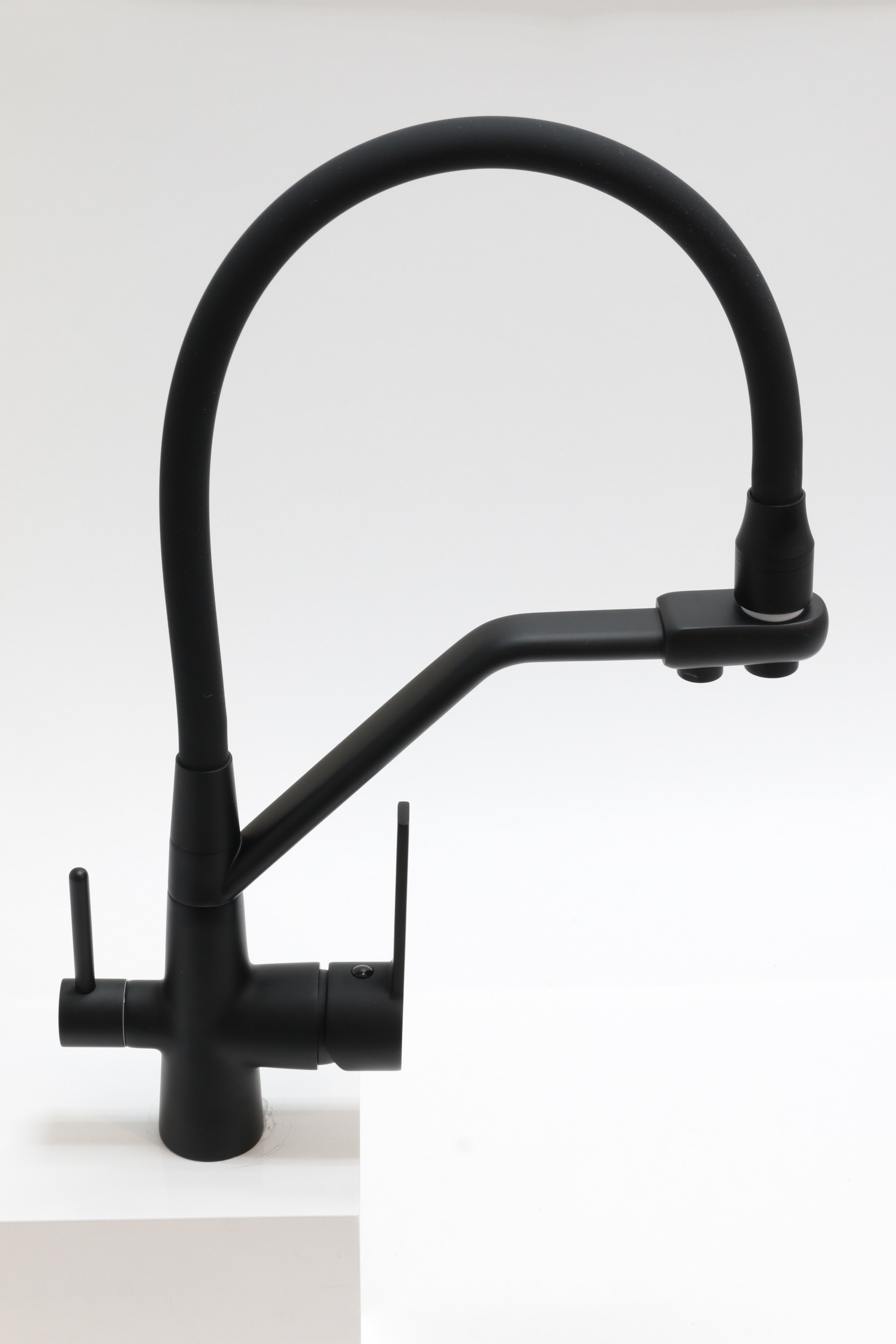 Изображение товара Смеситель для кухни Oute однорычажный с изливом 20 см латунь черный