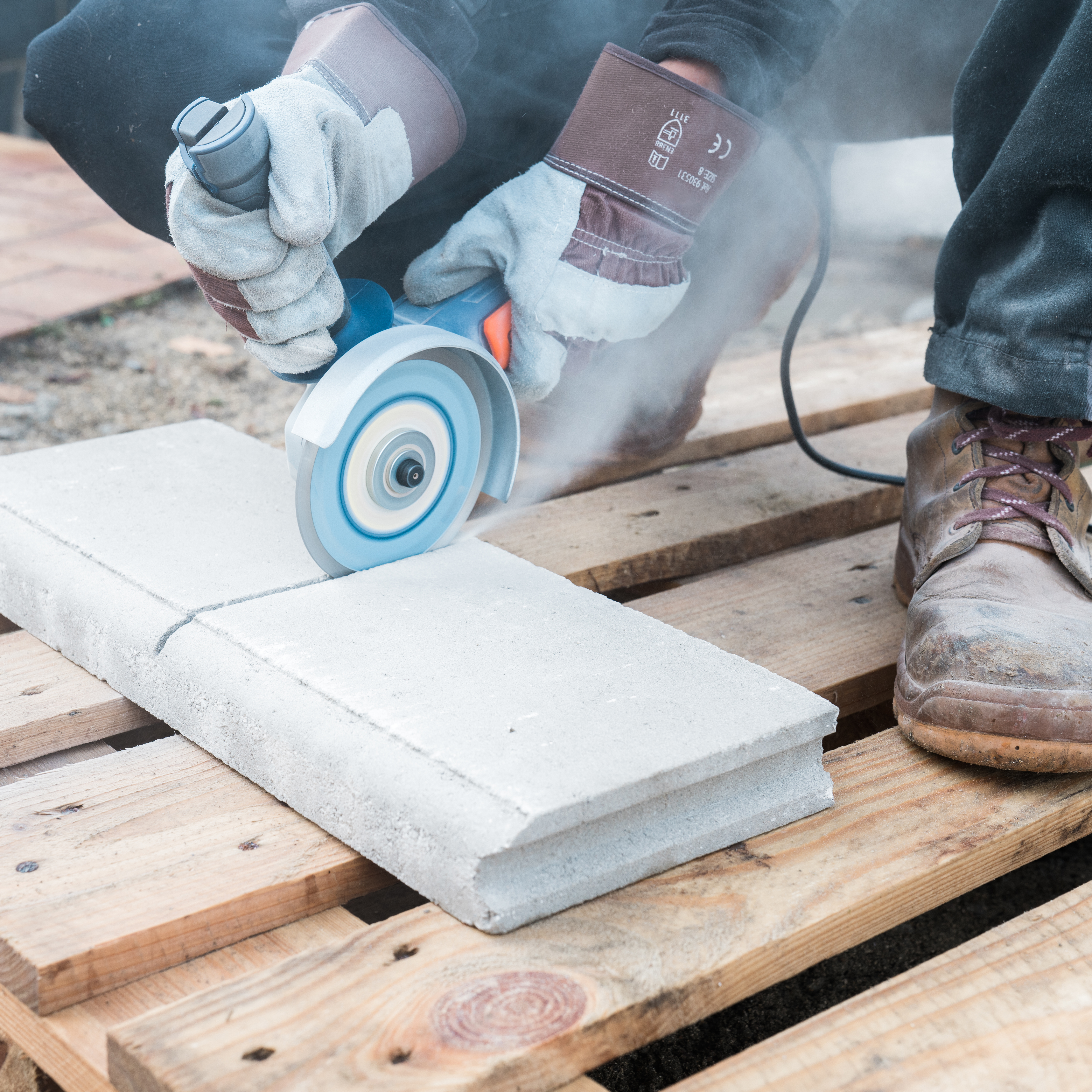 Порнографиялық студент ер студентті онымен жыныстық қатынасқа түсу арқылы бағаға жұмыс істейді. Киселевсктегі порно