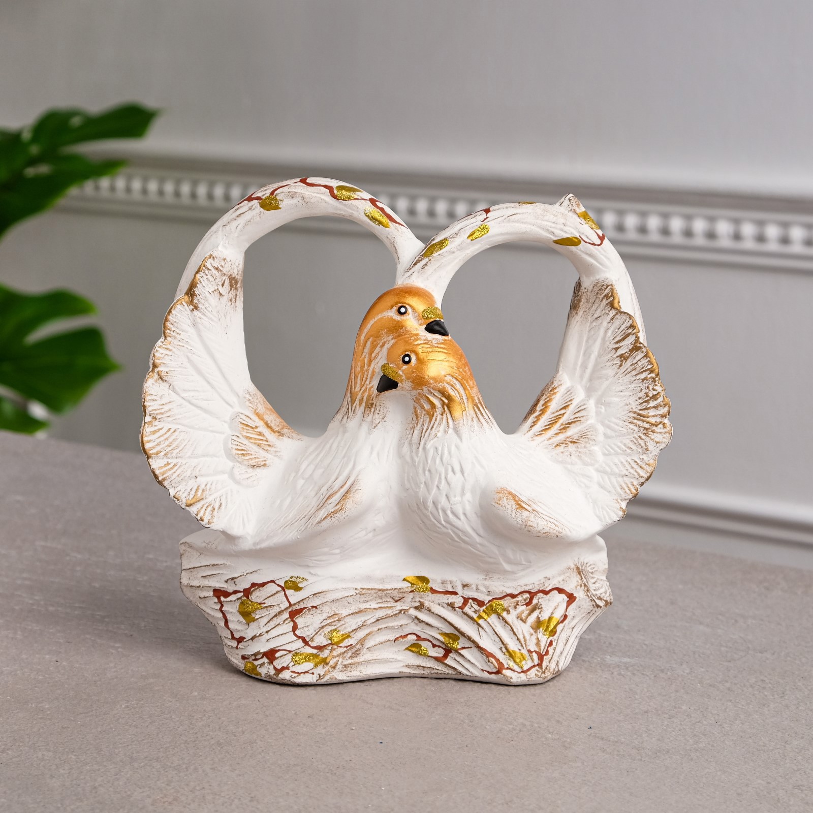 Изображение товара Статуэтка "Голуби валентинка" белая с золотом 18 см