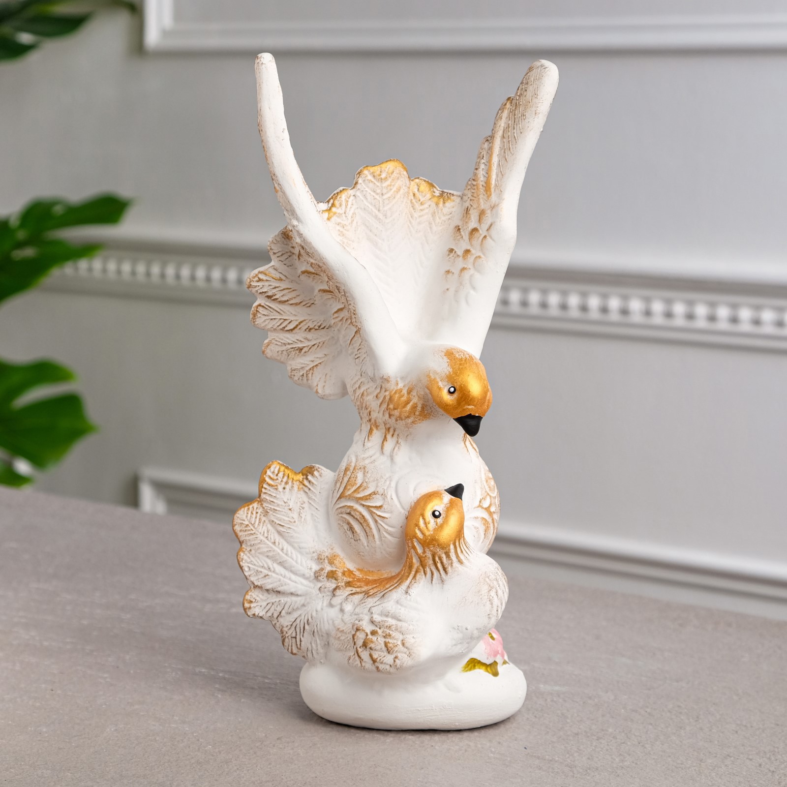 Изображение товара Статуэтка "Голуби на шаре" белая с золотом 27 см