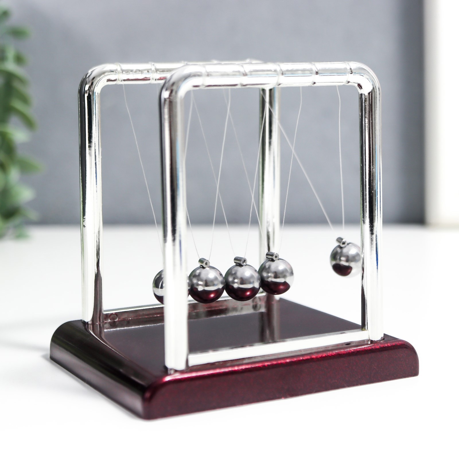 Изображение товара Маятник Шары техно квадрат — декоративный предмет 9×9×7,5 см