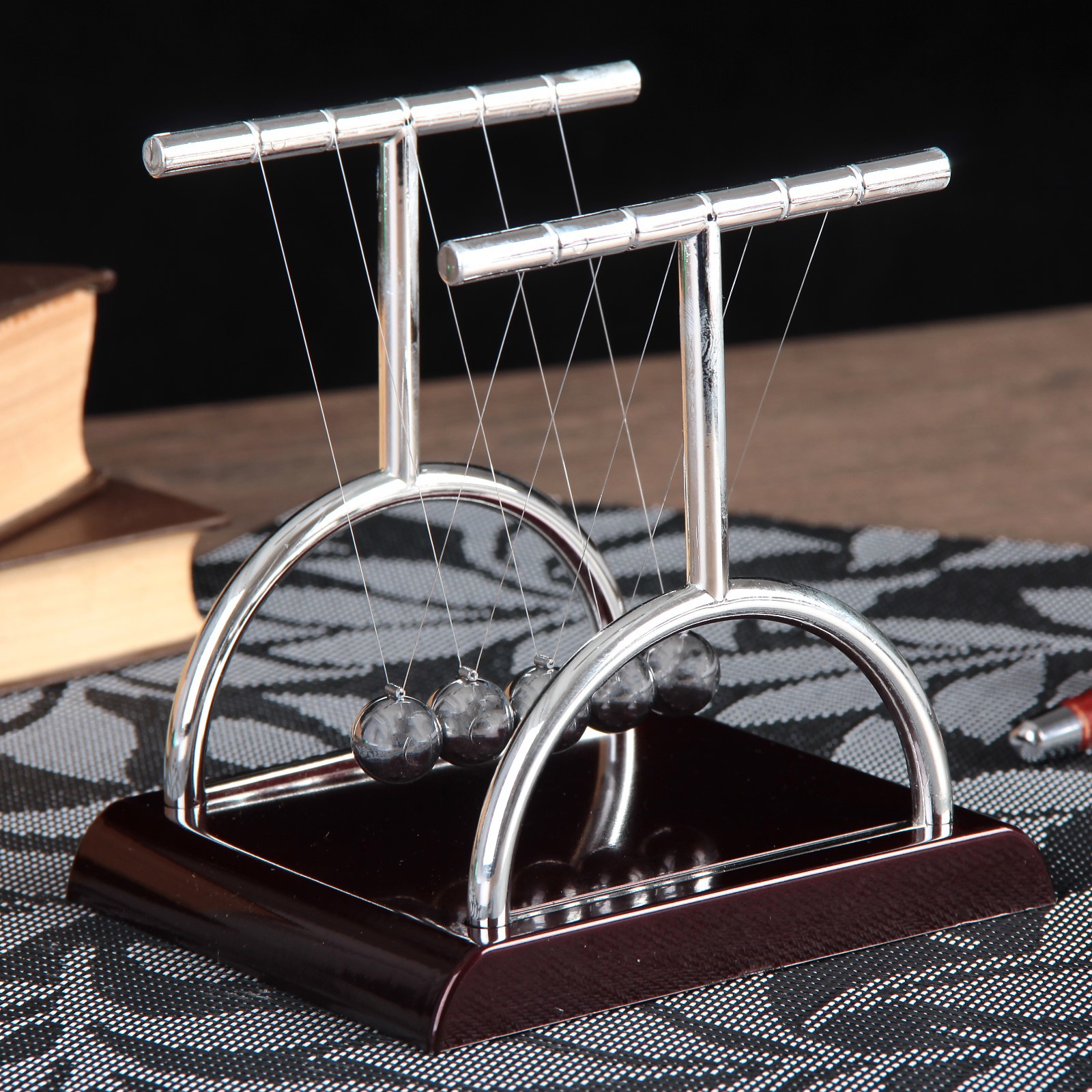 Изображение товара Маятник "Шары техно" квадрат столбик 13.5x13.5x11.5 см