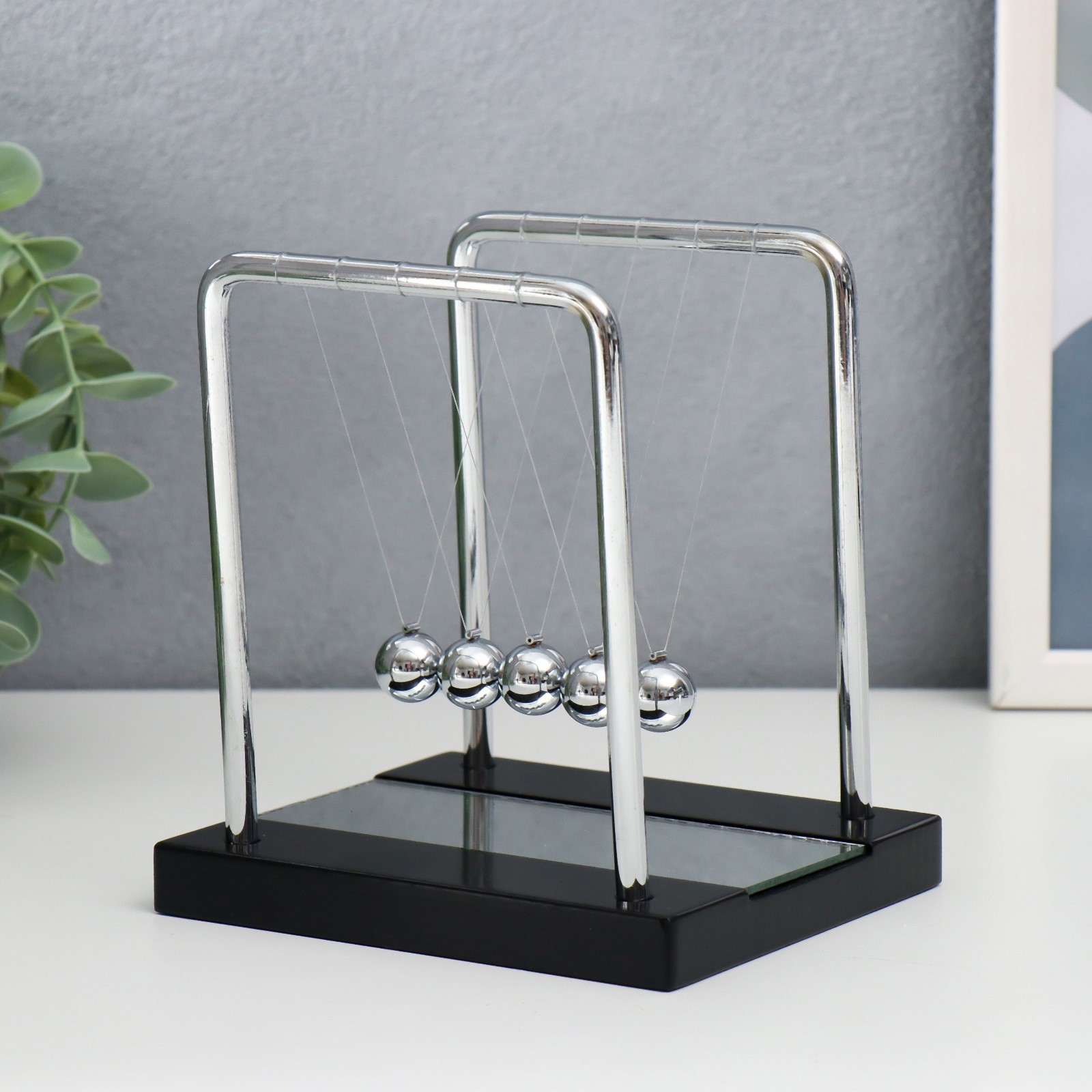 Изображение товара Маятник "Шары Ньютона" с зеркалом 13.5x11.3x13 см