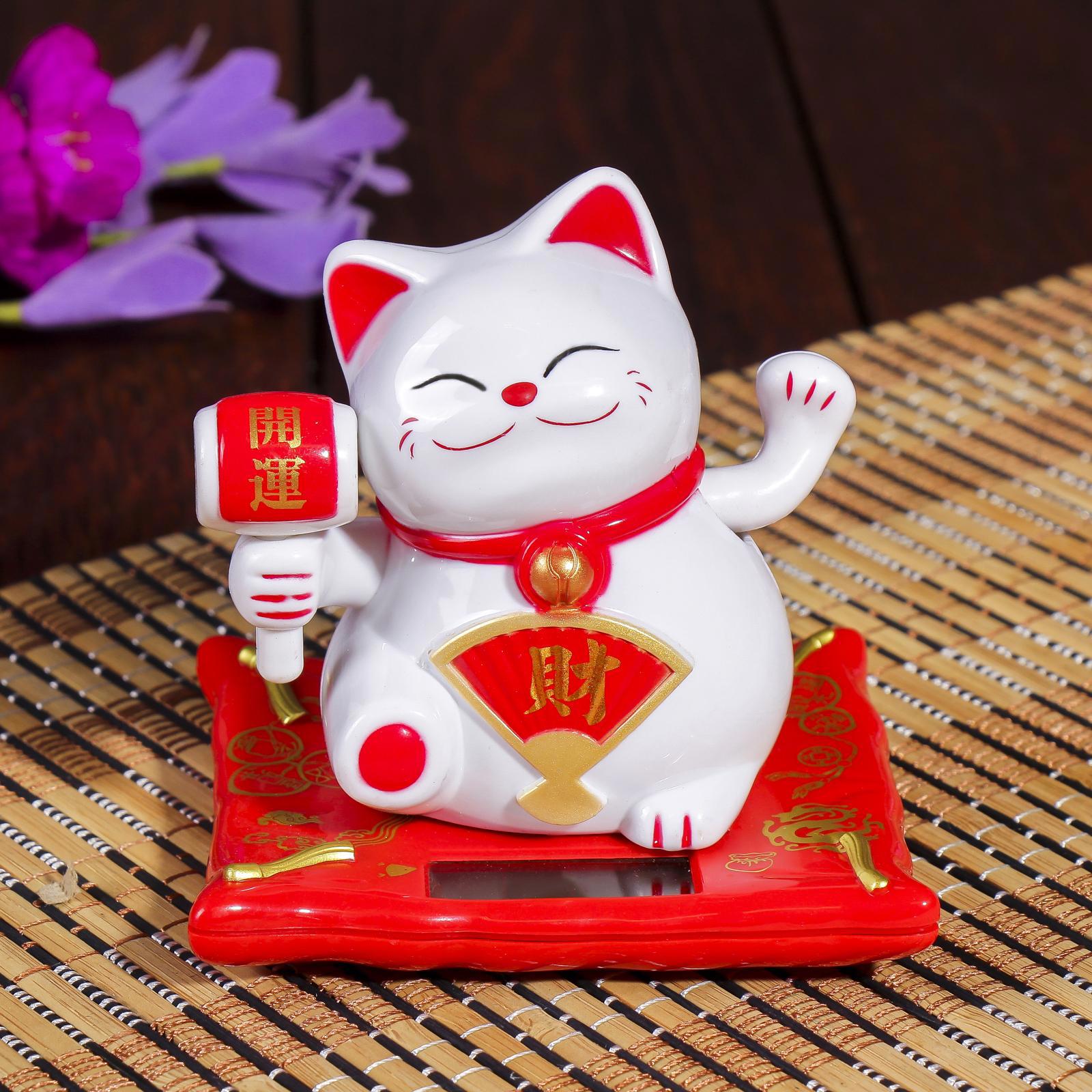 Изображение товара Маятник "Манэки-нэко на ковре с молотком" белый 10x9x7.5 см