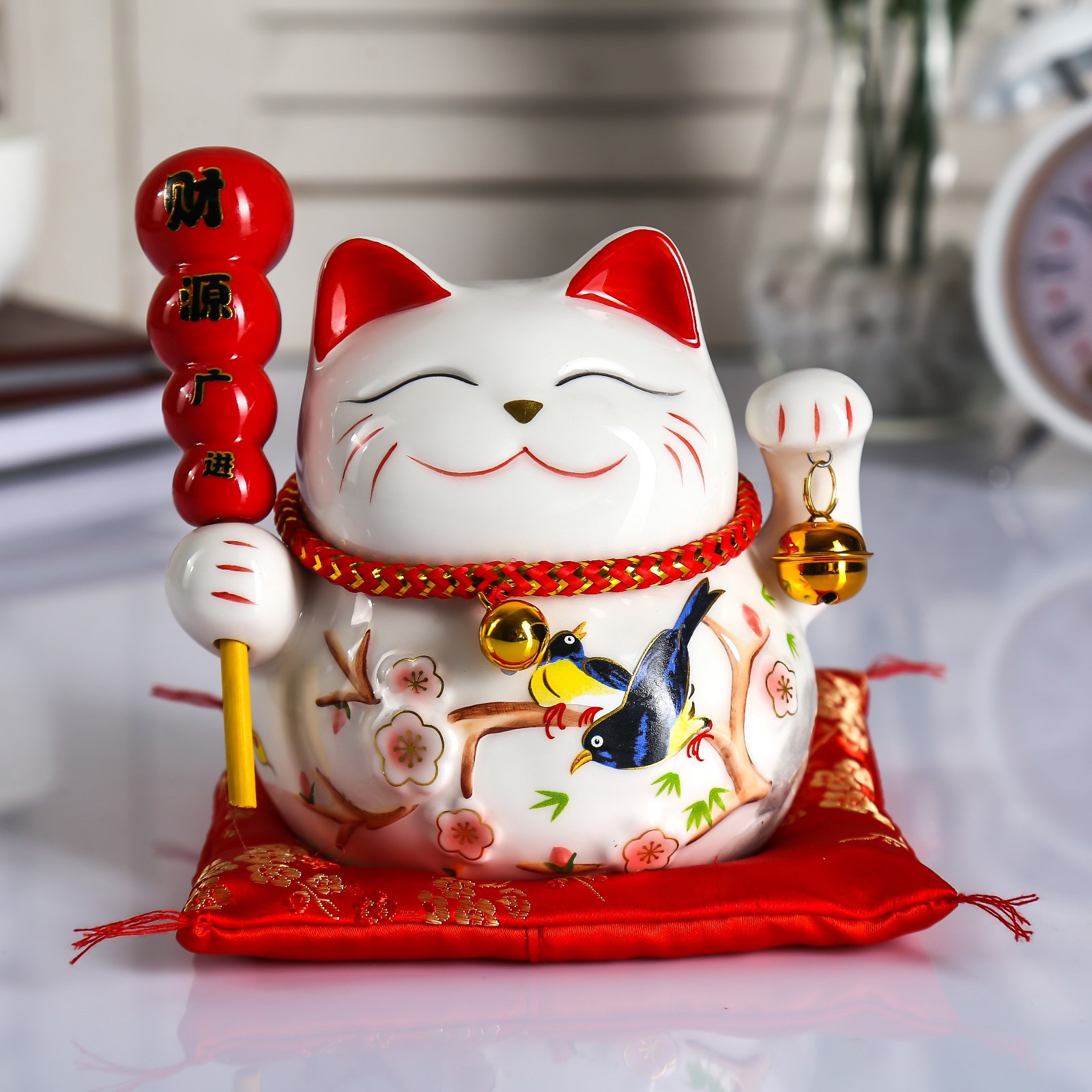 Изображение товара Копилка кот манэки-нэко на коврике, белая, керамика, 12,5x13x10,5 см