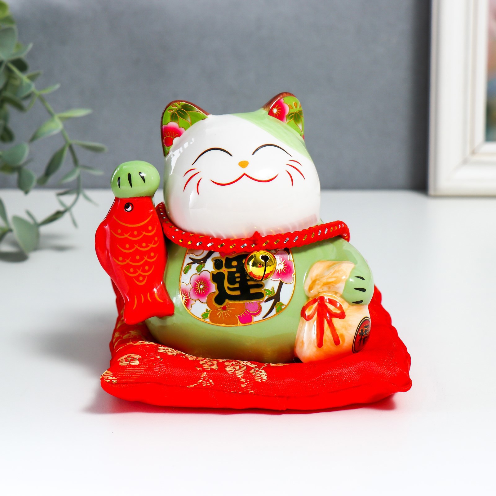 Изображение товара Копилка "Манэки-нэко зелёный с рыбкой и мешочком" 9x8x11 см