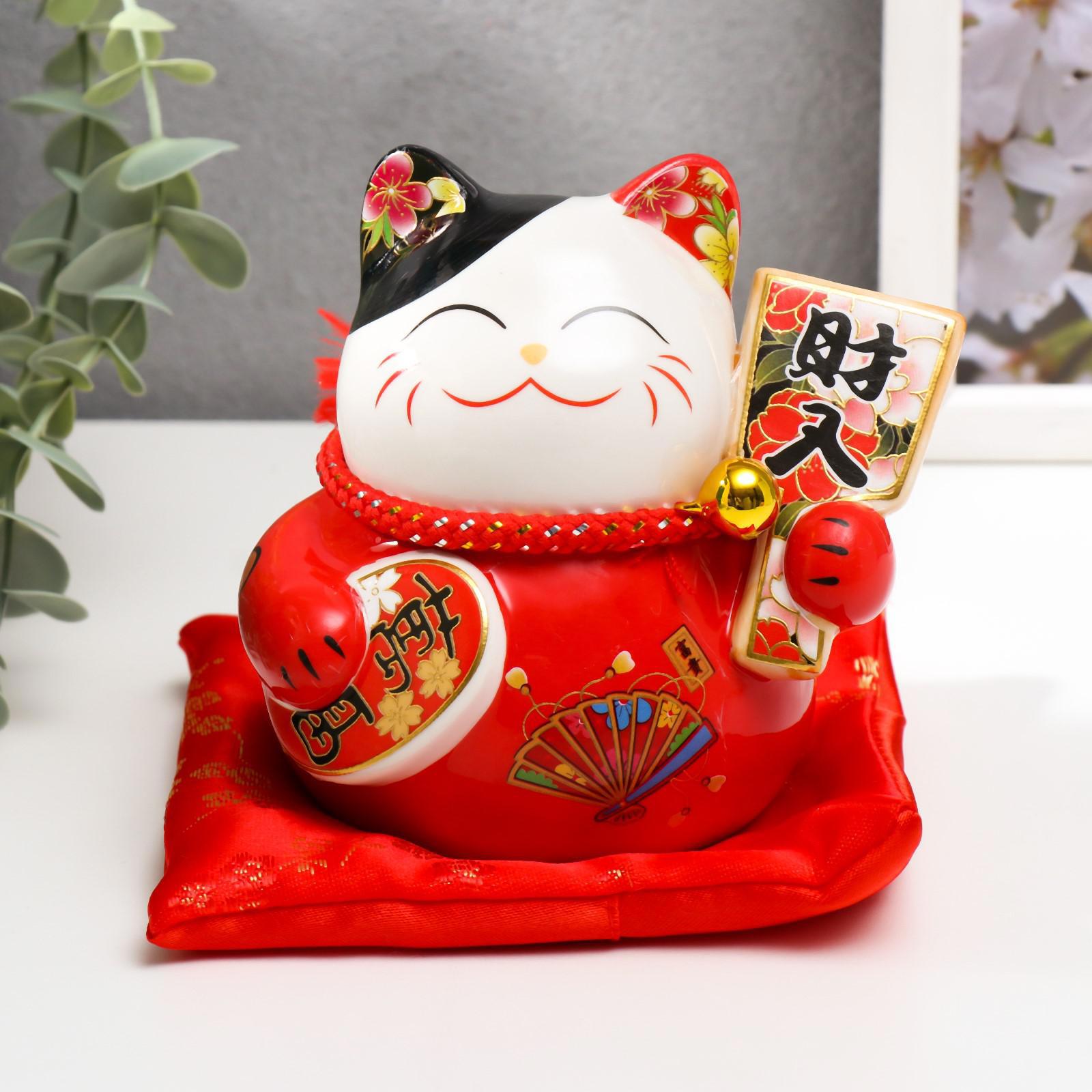Изображение товара Манэки-нэко красный с опахалом — копилка 11x10,5x9,5 см