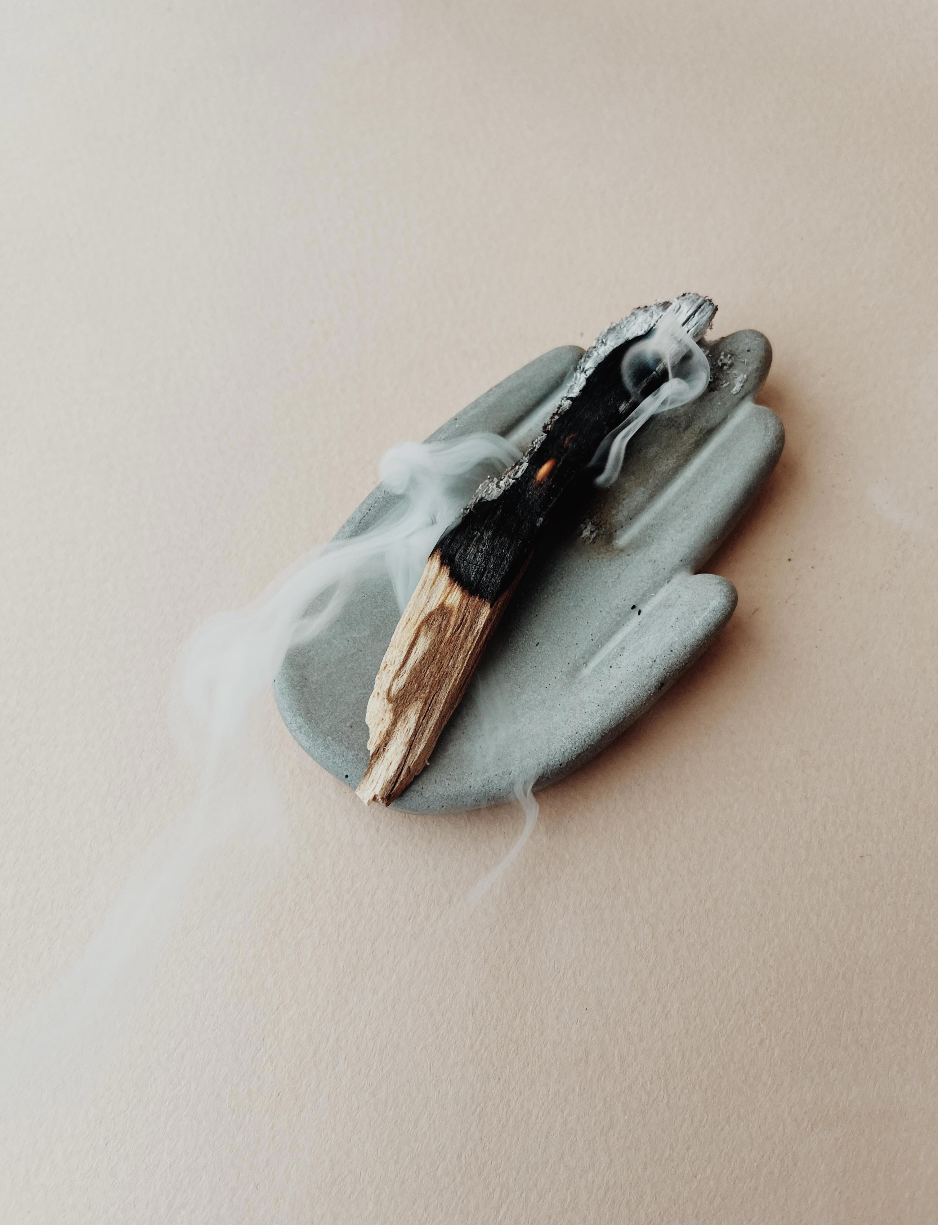 Изображение товара Подставка для благовоний ЛАДОНЬ мини серого цвета