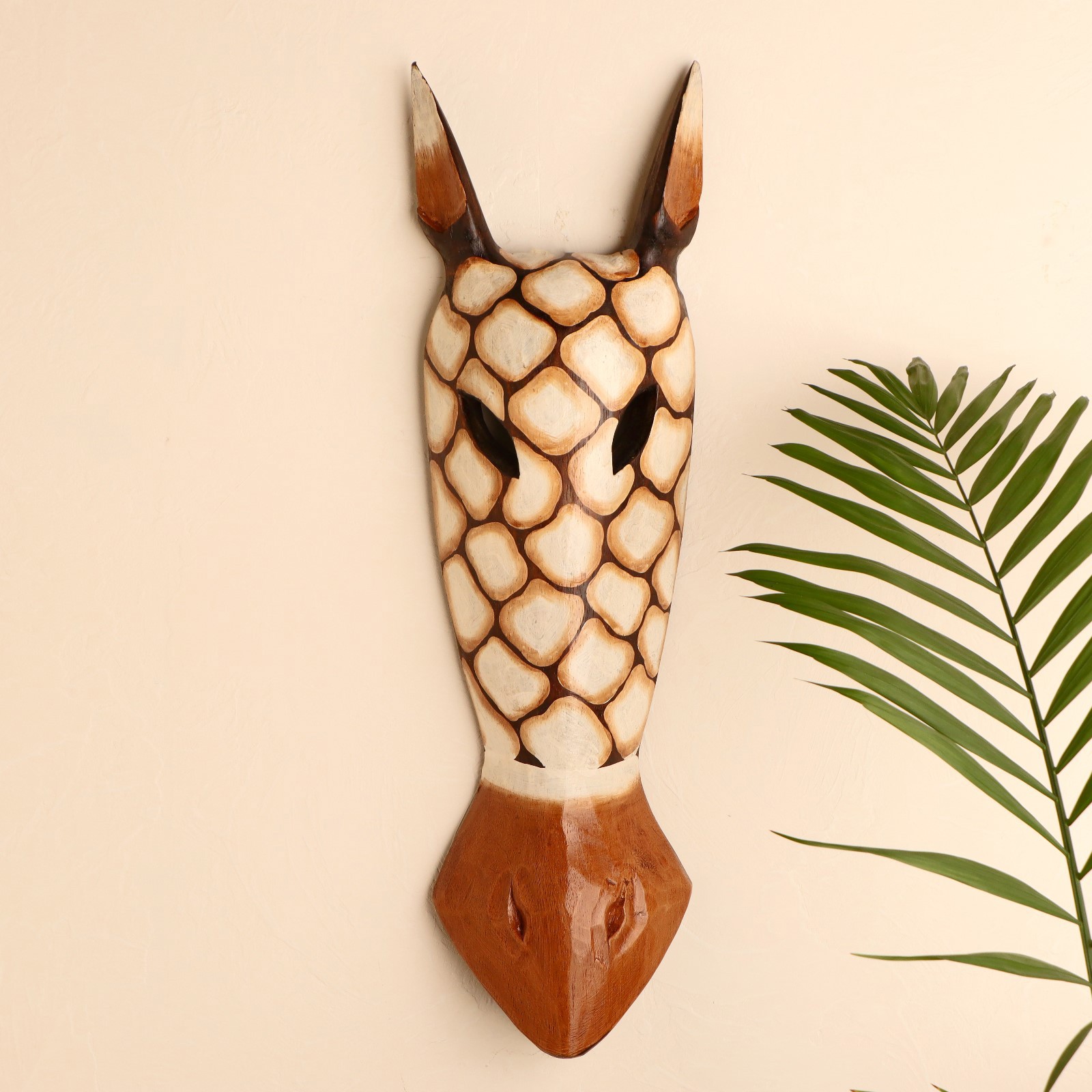 Изображение товара Панно-маска настенная Жираф 48x11x5 см — дерево, белый, ручная резка