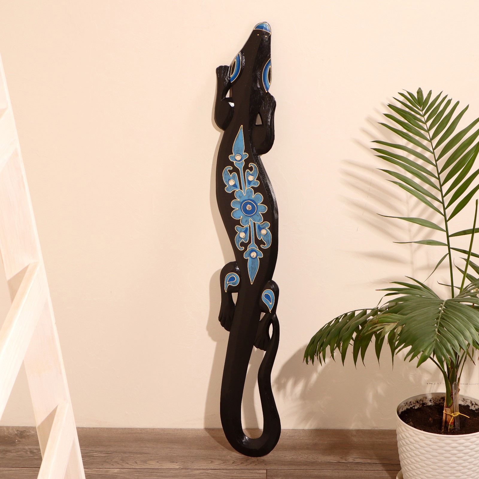 Изображение товара Панно Геккон черный с синими цветами, 1,5x15x100 см