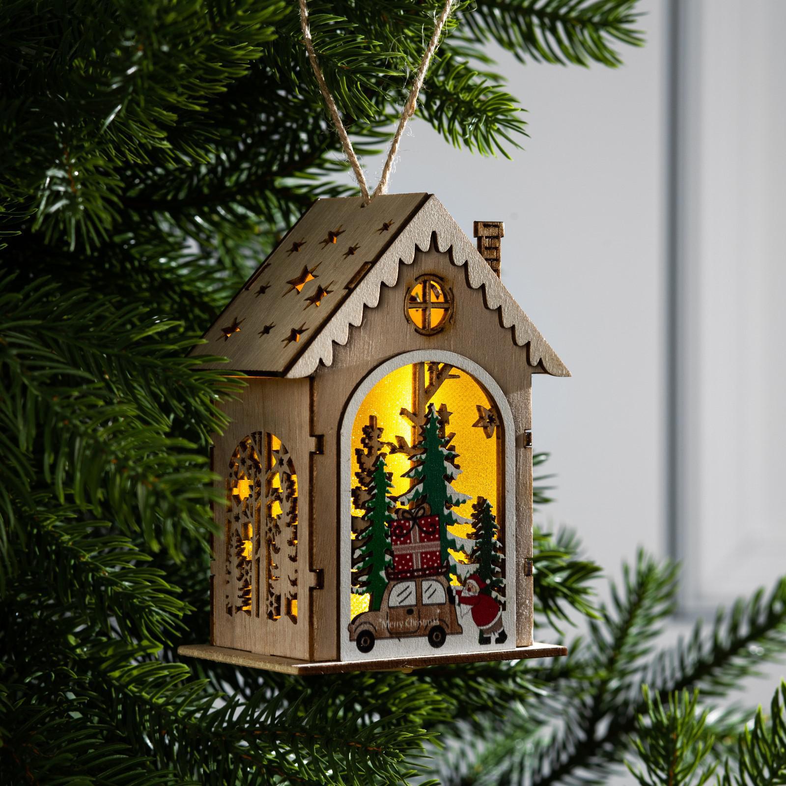 Изображение товара Елочная игрушка Домик с дедом морозом и машиной Luazon lighting 6117298 7 см х 9 см бежевый