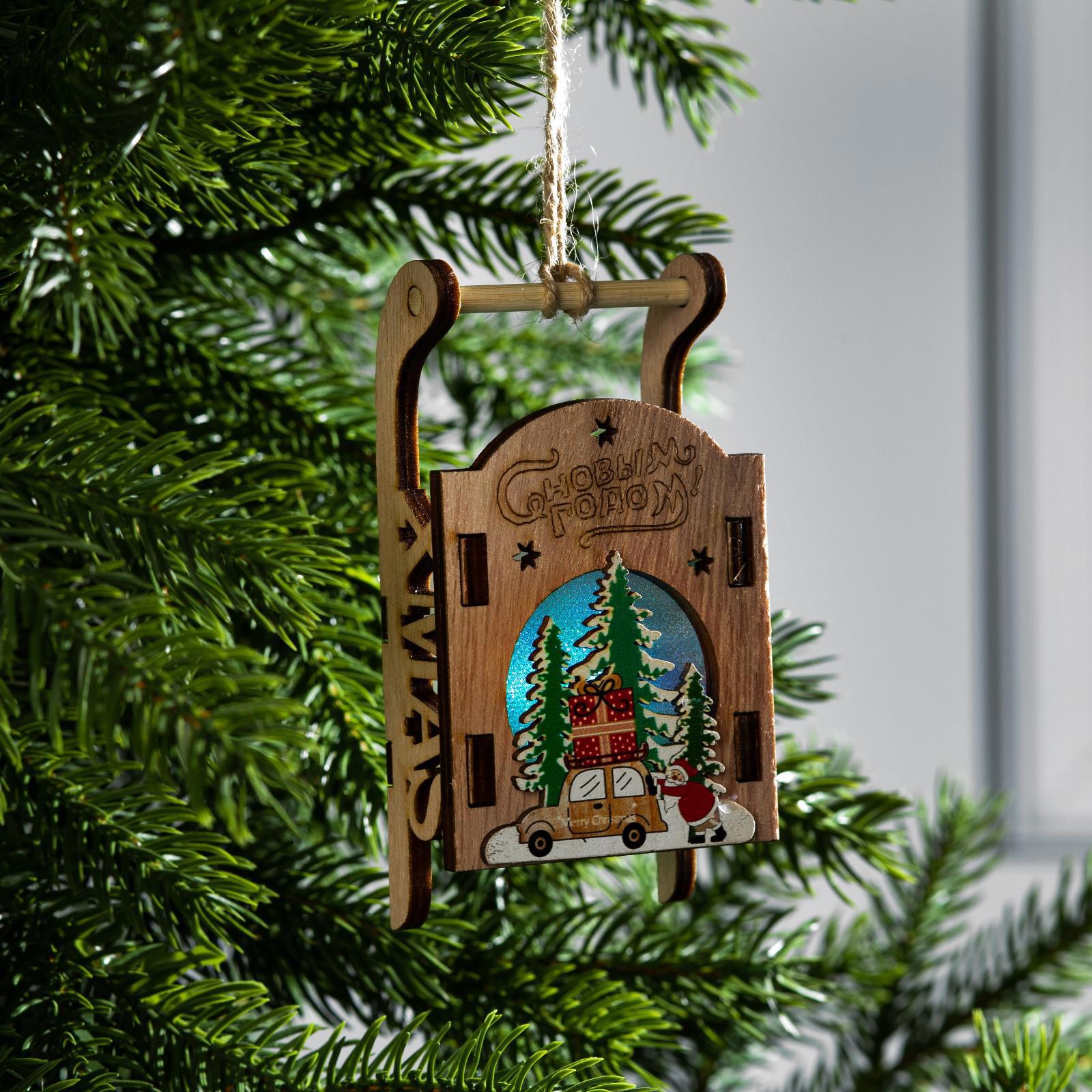 Изображение товара Анимированная елочная игрушка Саня с дедом Морозом и машиной светящаяся из дерева и пластика 12 см