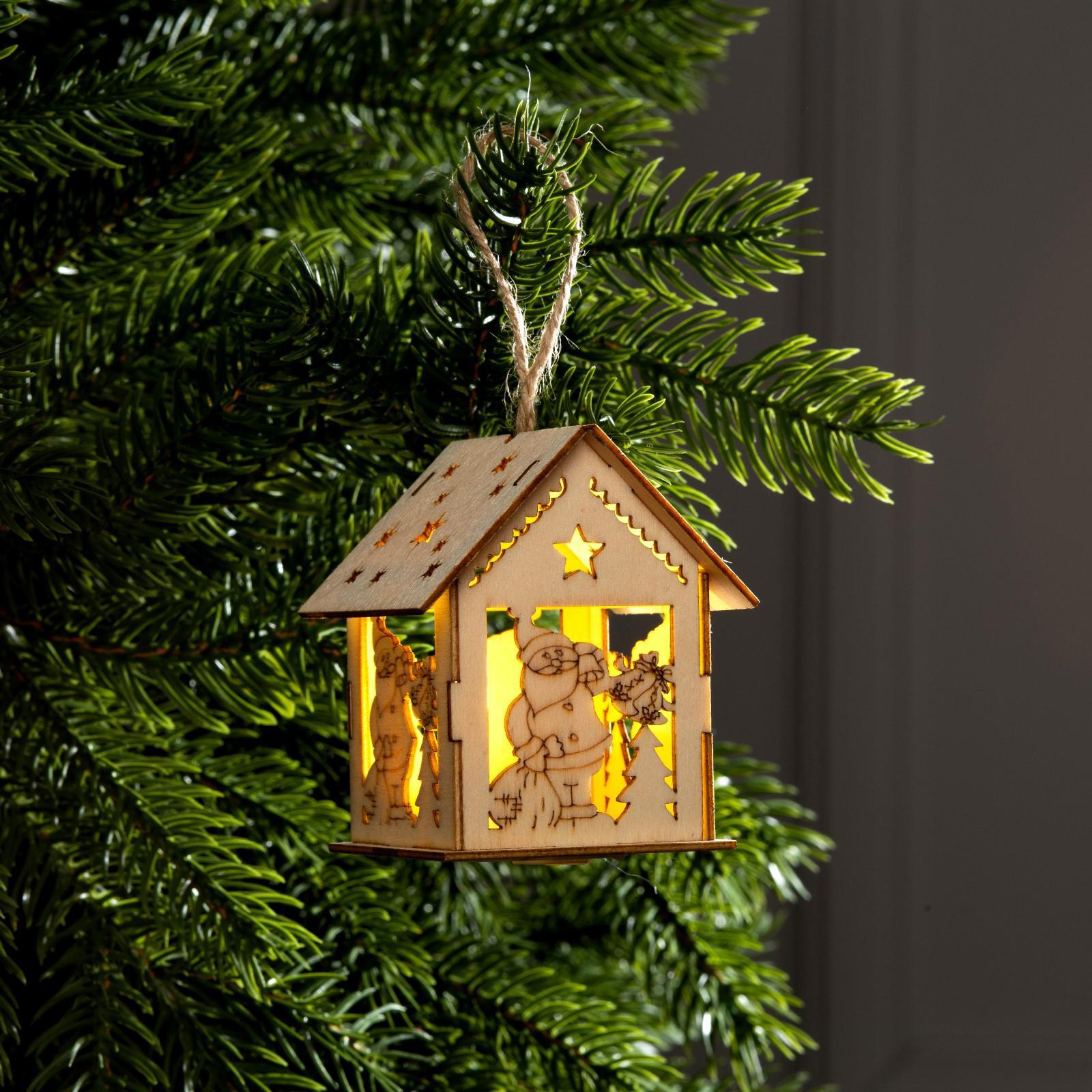 Изображение товара Елочная игрушка Домик с дедом морозом и елкой Luazon lighting 6117277 6 см х 6.5 см бежевый