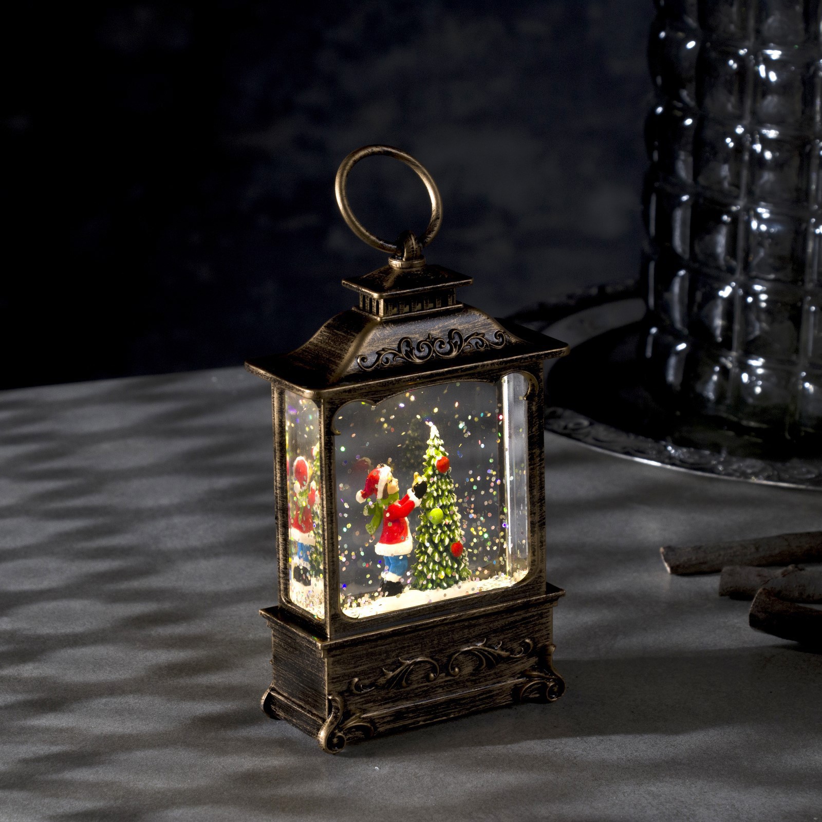 Изображение товара Светящаяся электрическая фигура с ёлкой и ребёнком 7.6x13.5x3.2 см для интерьера и улицы