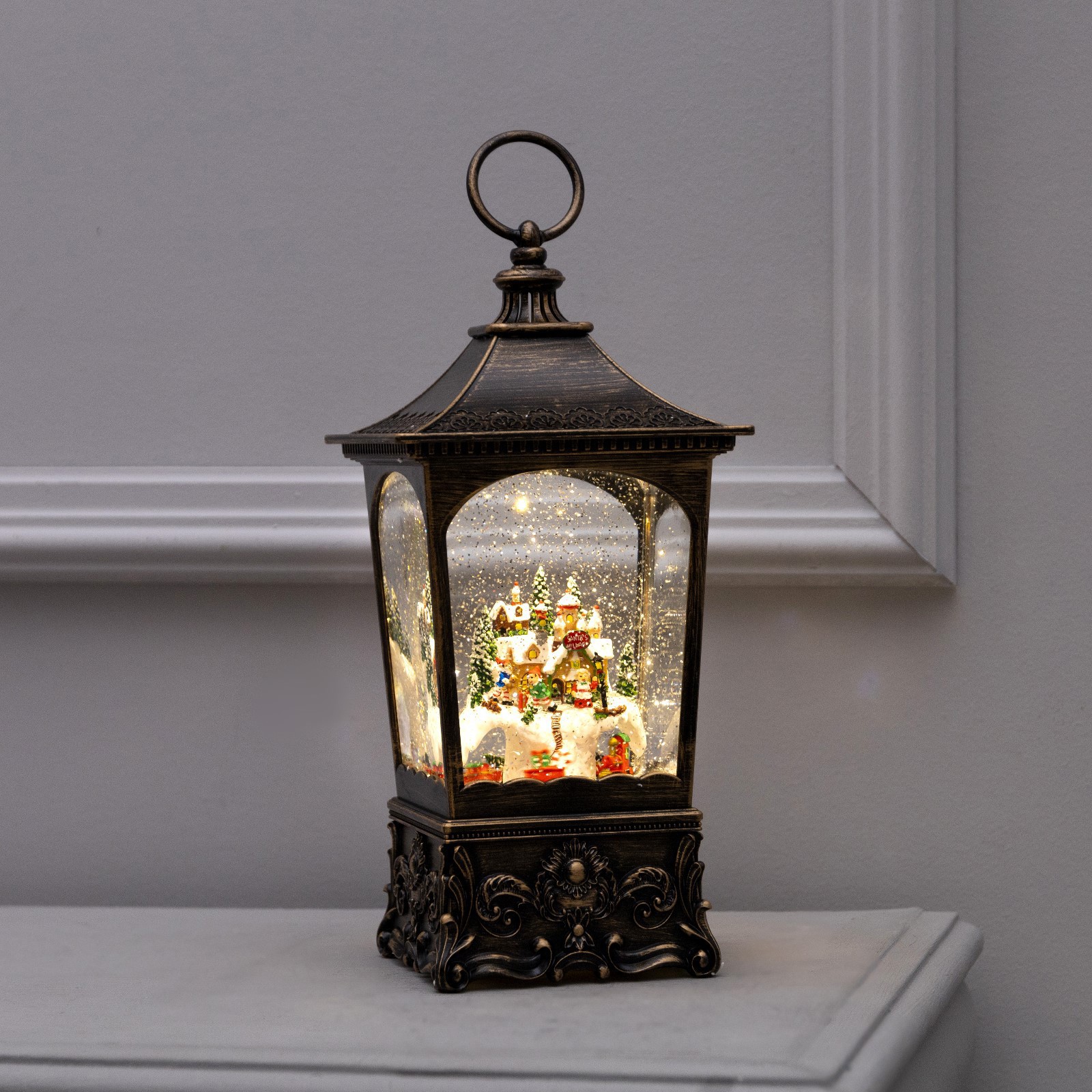 Изображение товара Светящаяся электрическая фигура фонарь с новогодним городом 13.5x28.5 см