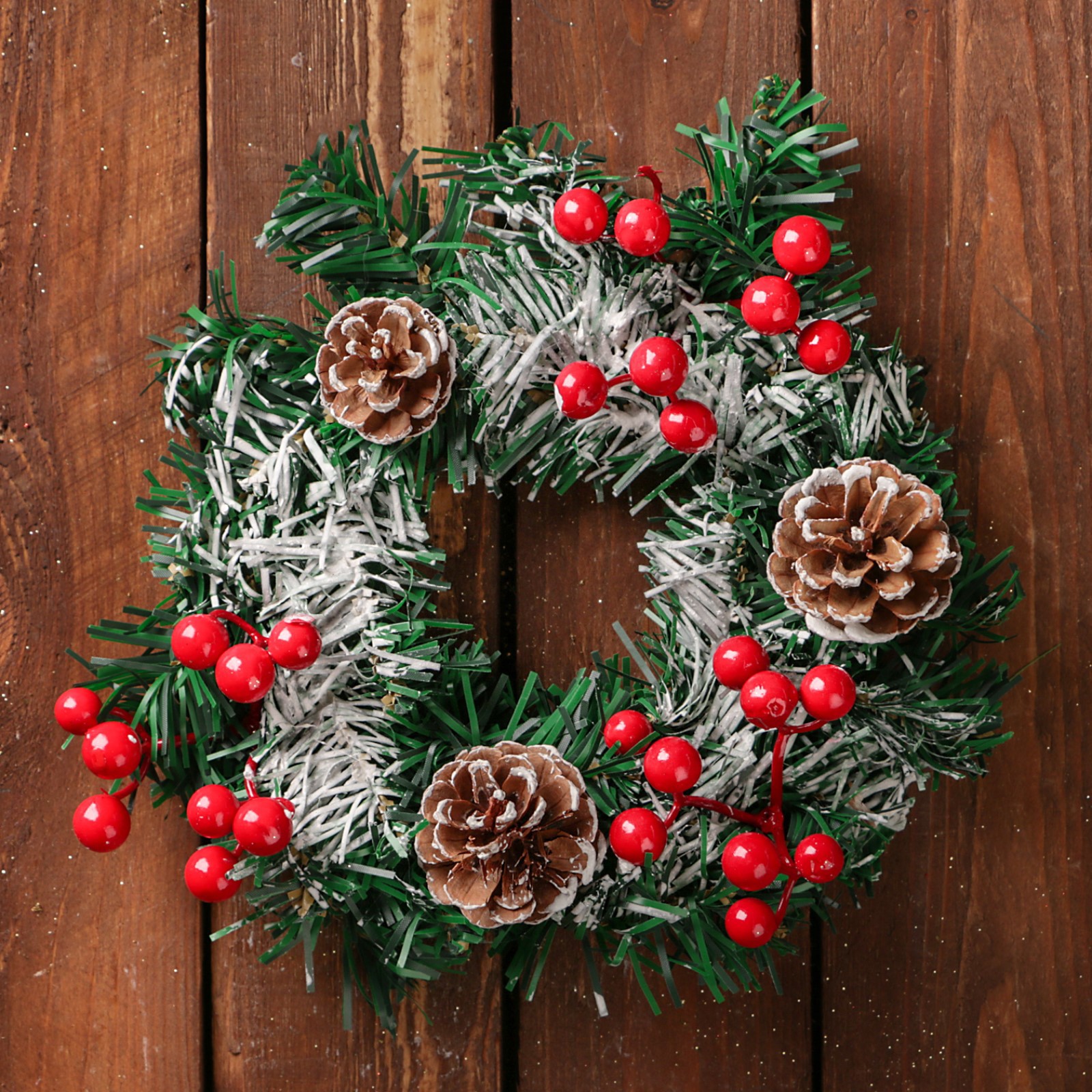 Изображение товара Рождественский венок Зимнее волшебство ø 22 см с декором шишки и ягоды