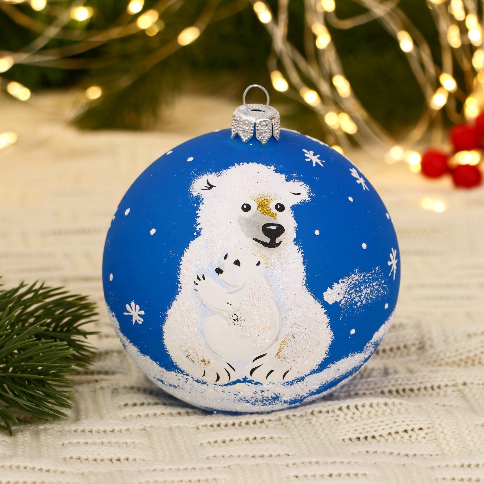 Изображение товара Елочный шар Винтажный шар 7077111 Белые медведи 10 см стекло синий