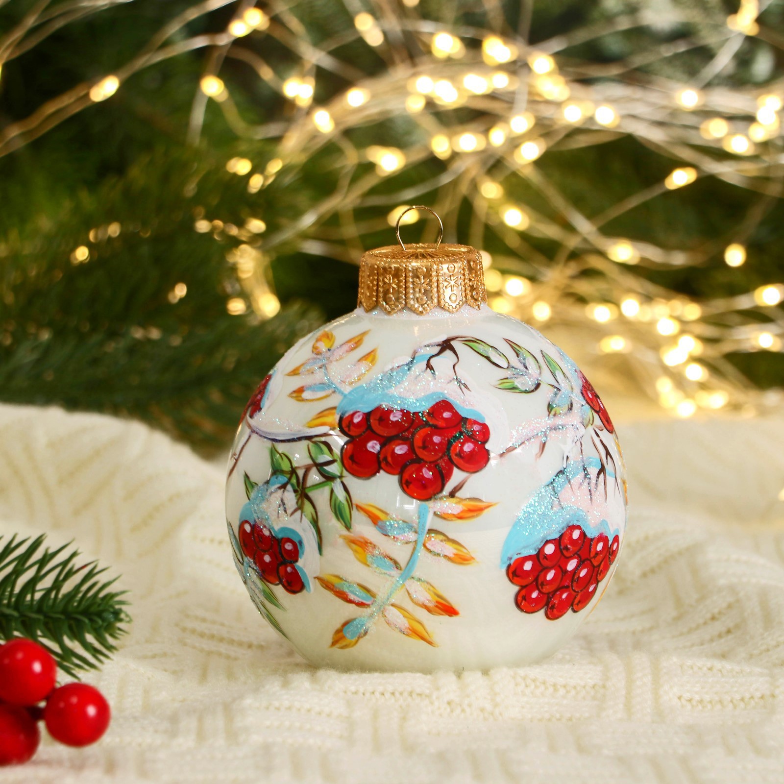 Изображение товара Набор елочных шаров Ферма радости 5182796 Рябина по кругу белый стекло 10 см