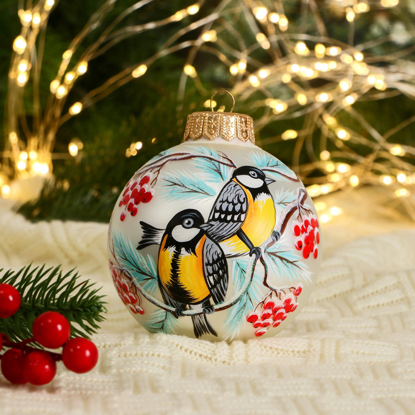 Изображение товара Набор елочных шаров Ферма радости 10 см с ручной росписью Синицы на рябине