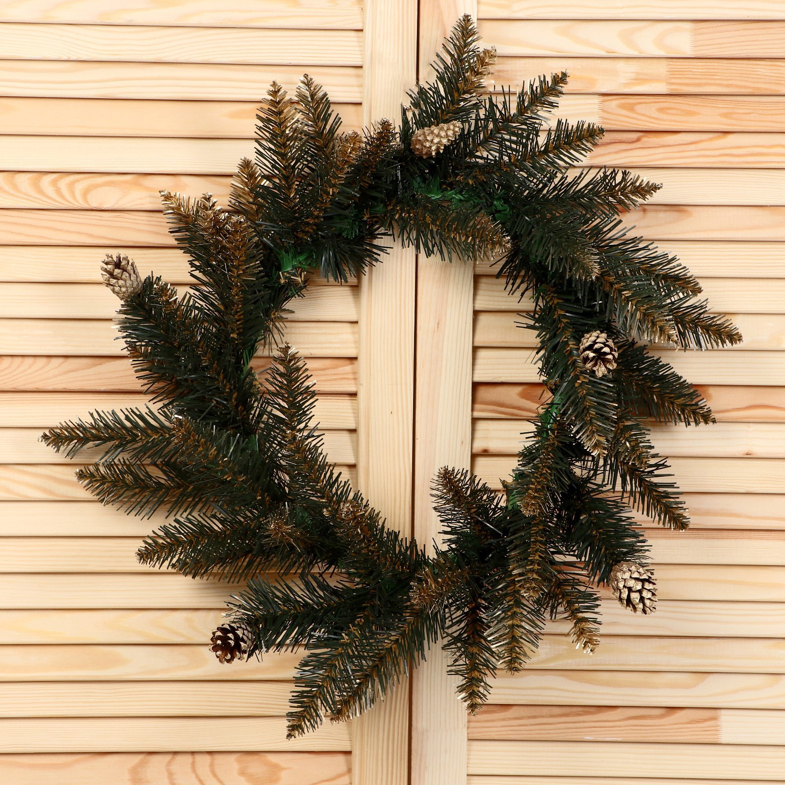 Изображение товара Рождественский венок Зимнее волшебство ø 45 см с шишками и декором