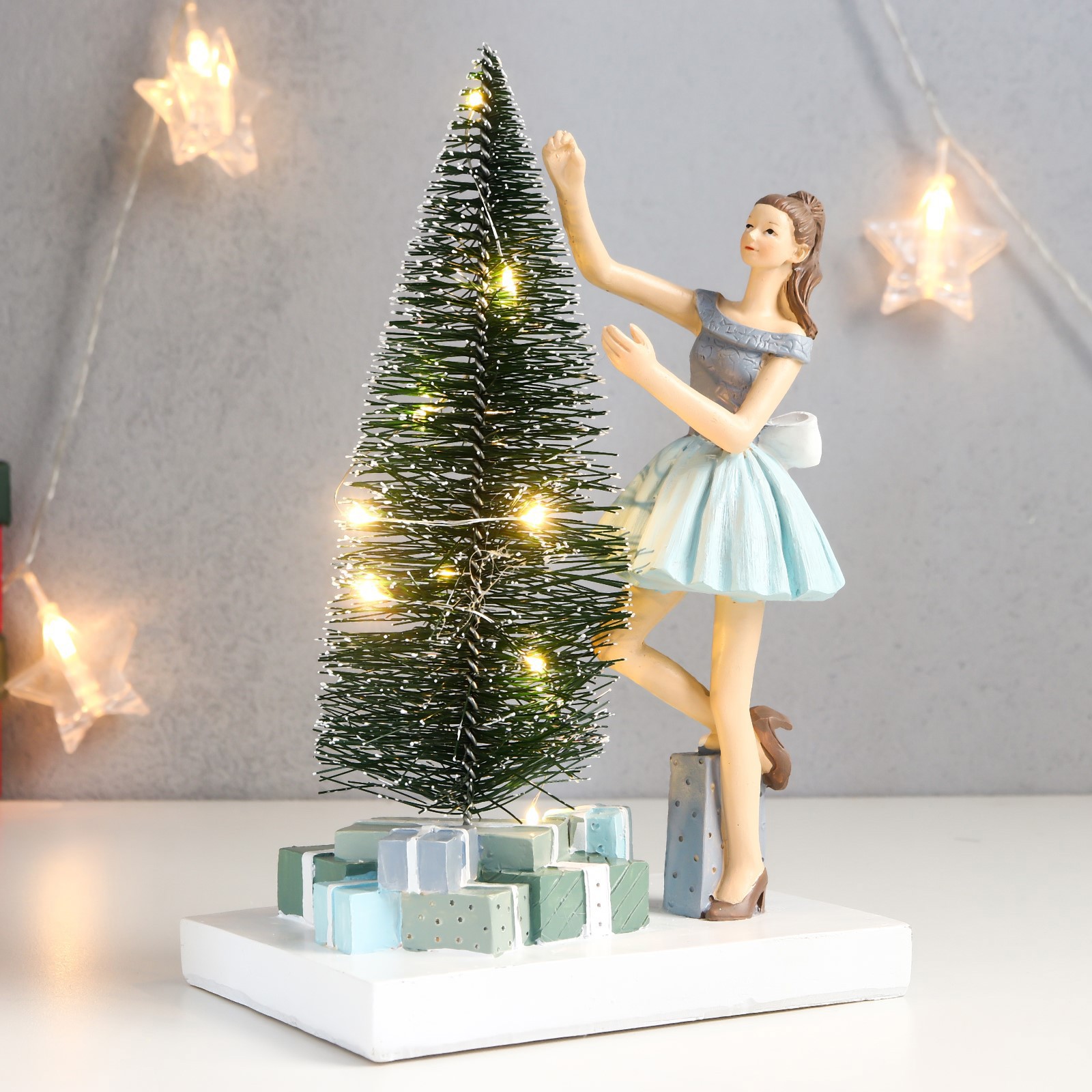 Изображение товара Светящаяся электрическая фигура 7650109 Девушка украшает ёлочку для дома Simaland 1 лампа h 24.5 см разноцветный