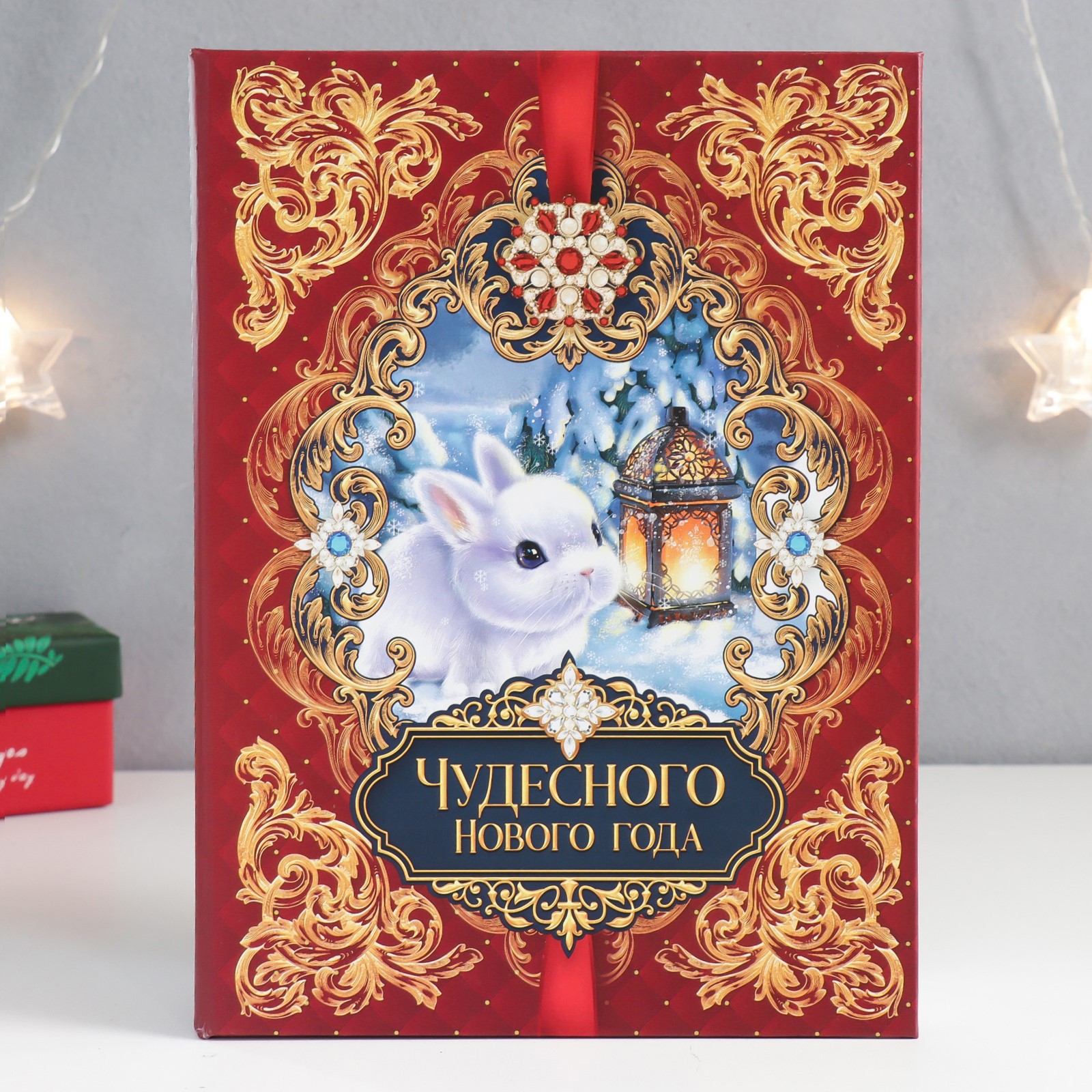 Изображение товара Шкатулка-книга Кролик. Чудеса — подарочная красная 17x23 см