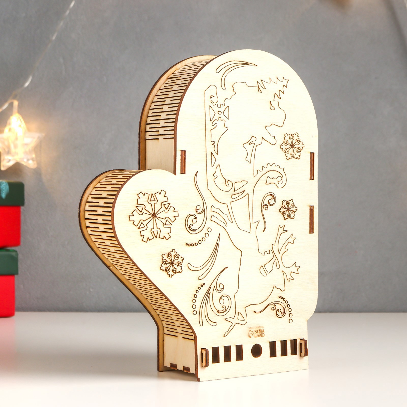 Изображение товара Шкатулка Варежка и Сани 21x16x5 см — сувенирная фанерная шкатулка