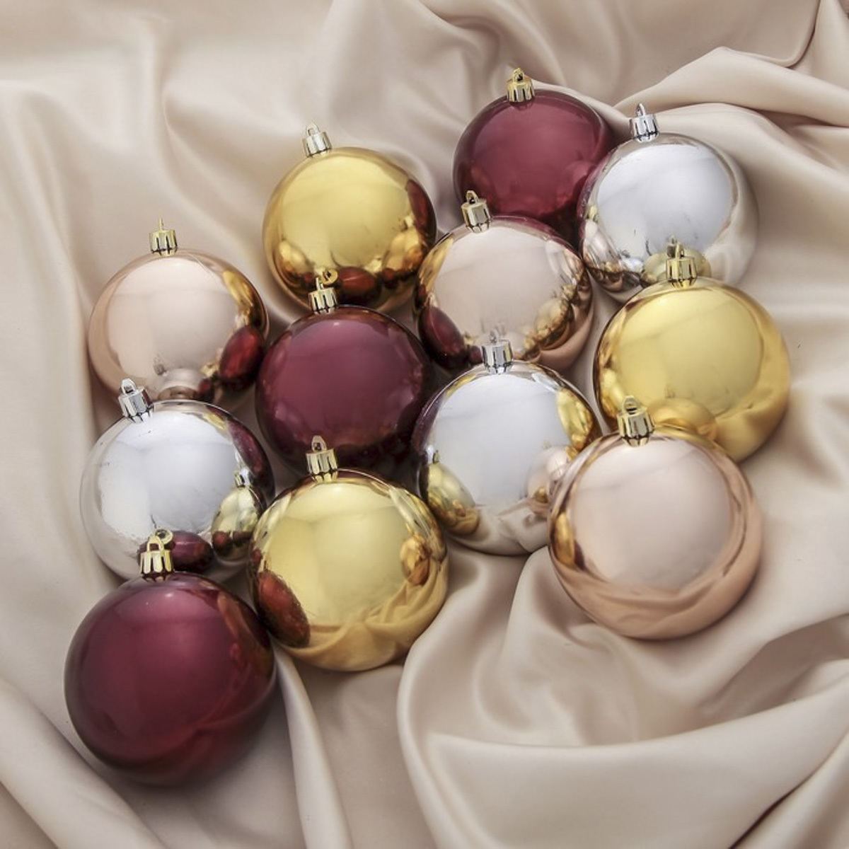 Изображение товара Набор елочных шаров Зимнее волшебство 12 шт пластик разноцветный 7,5 см